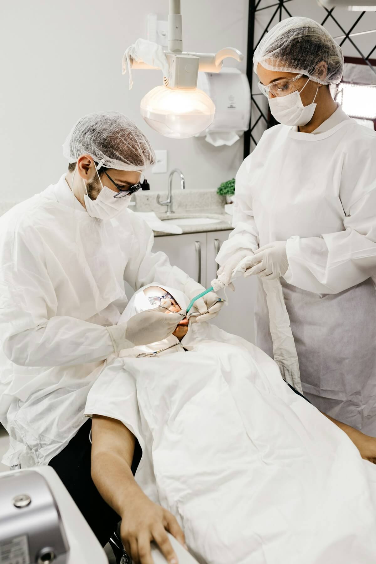 Dentistas em atendimento clínico, aplicando conduta odontológica com segurança e precisão