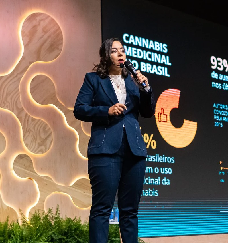 Dra. Patrícia Montagner no palco do WeCann Summit